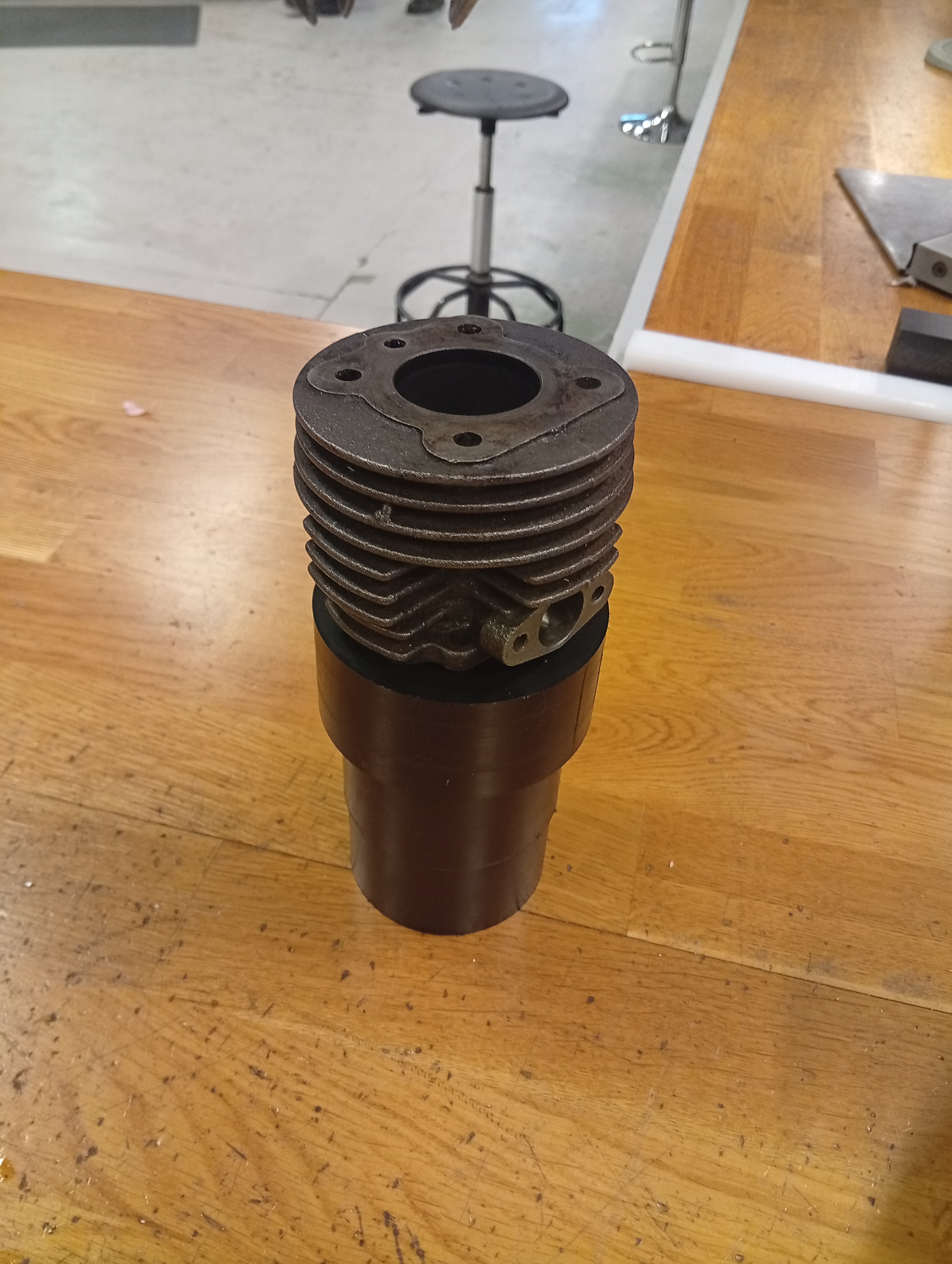 Fixture and cylinder